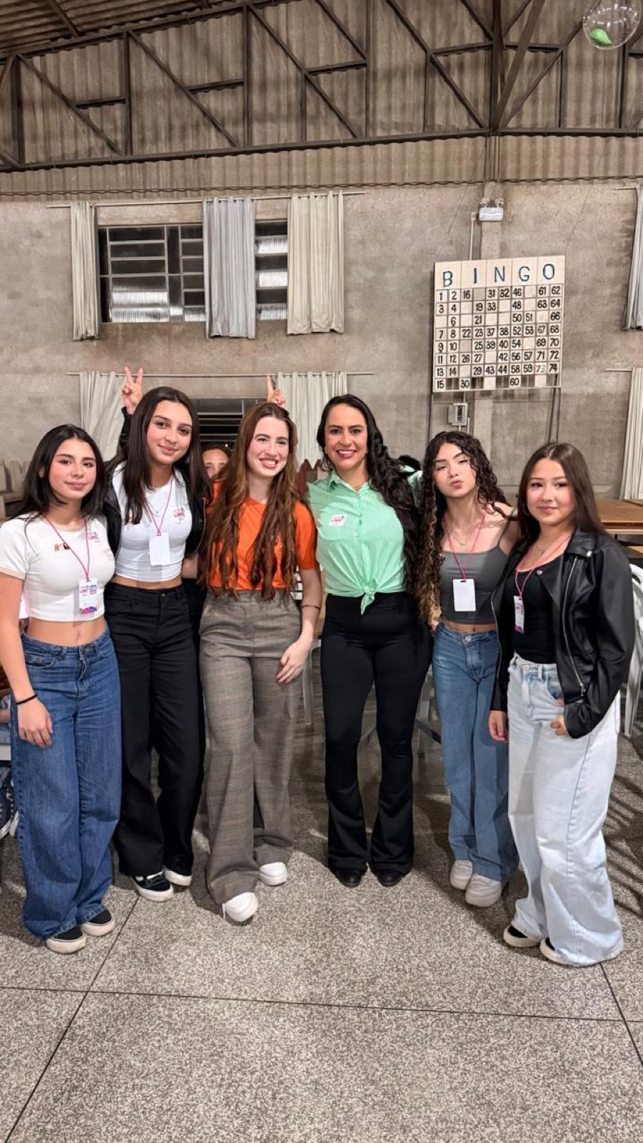 Cabo Lins ao lado de jovens apoiadoras