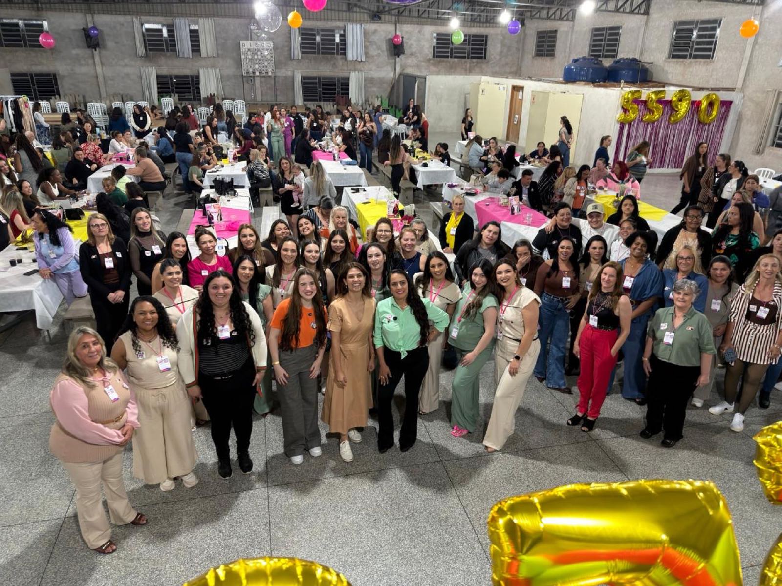Evento de mobilização com balões dourados formando o número 5590