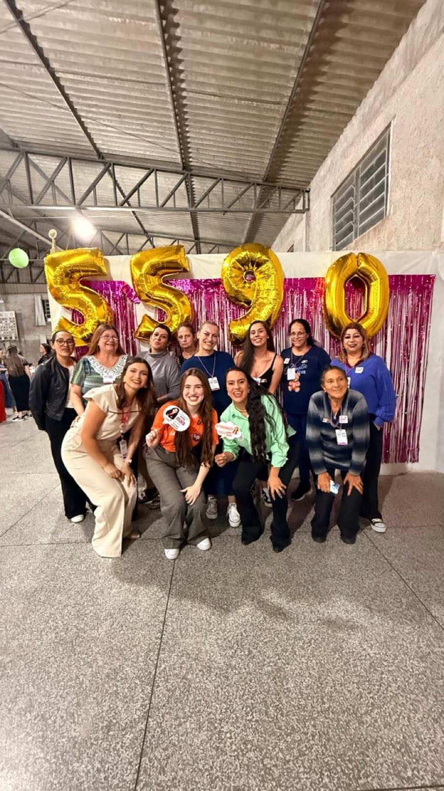 Apoiadoras reunidas com balões do número 5590
