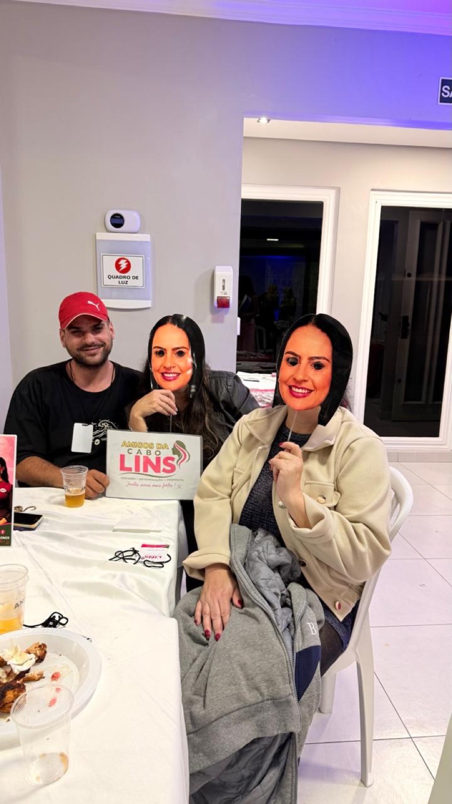 Apoiadora segurando cartaz Amigos da Cabo Lins