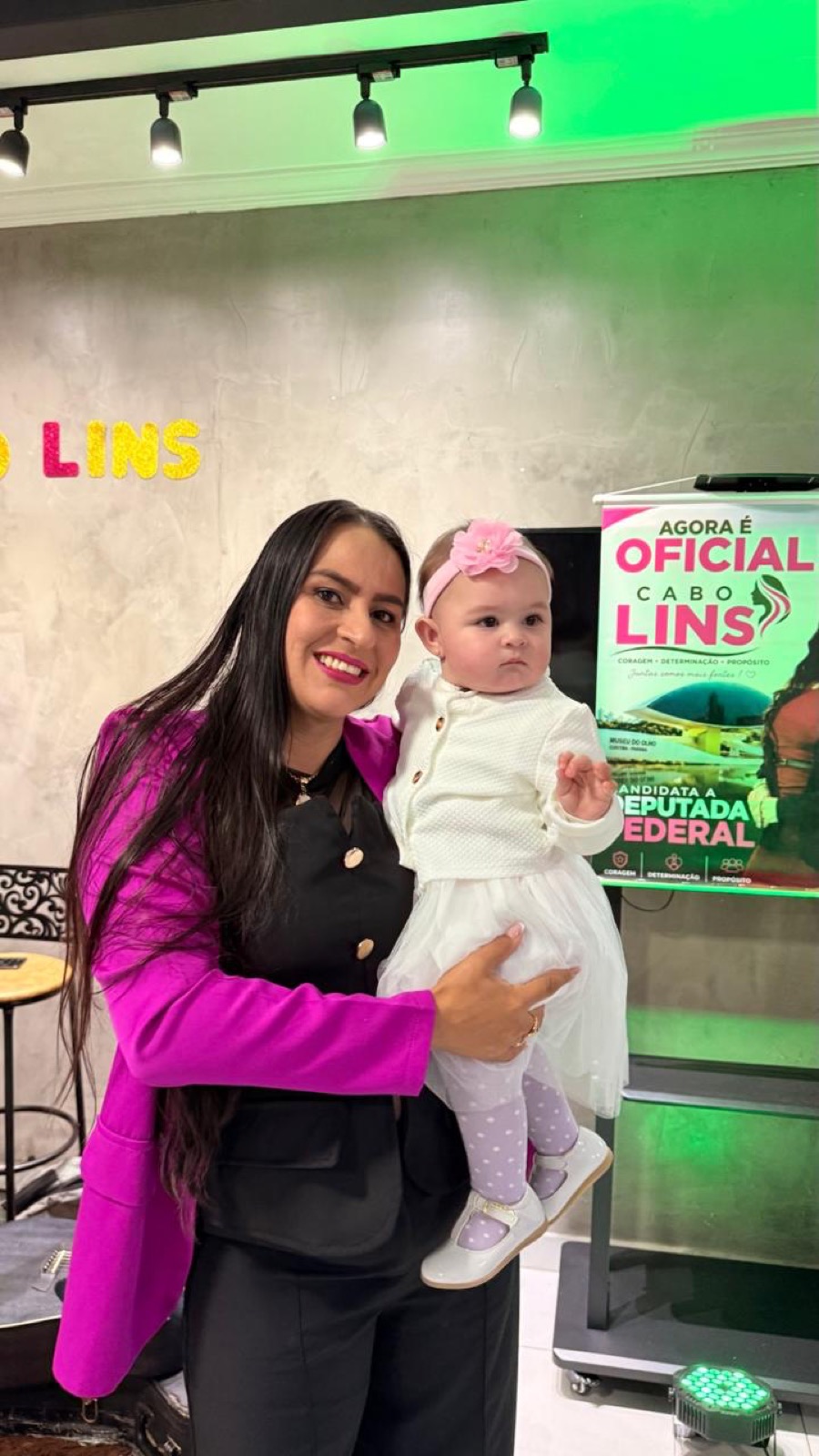 Cabo Lins com uma criança de colo no evento de lançamento da candidatura